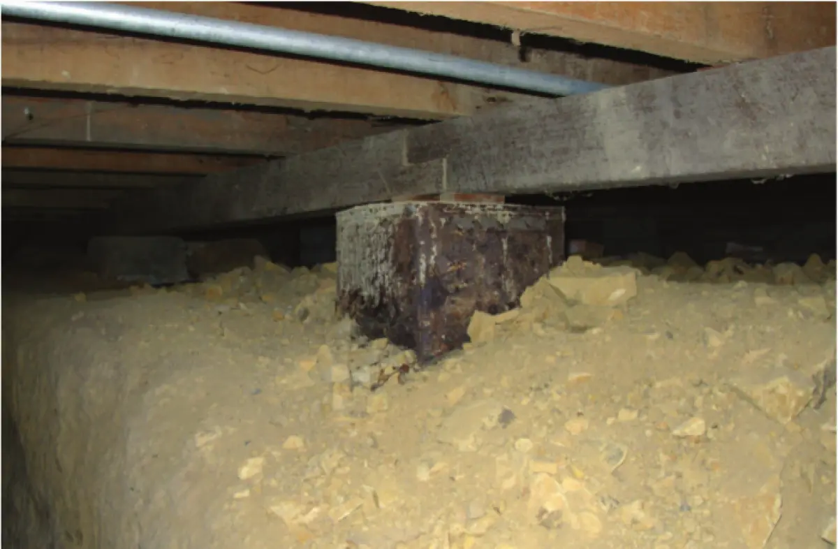 a photo of an old houses supports