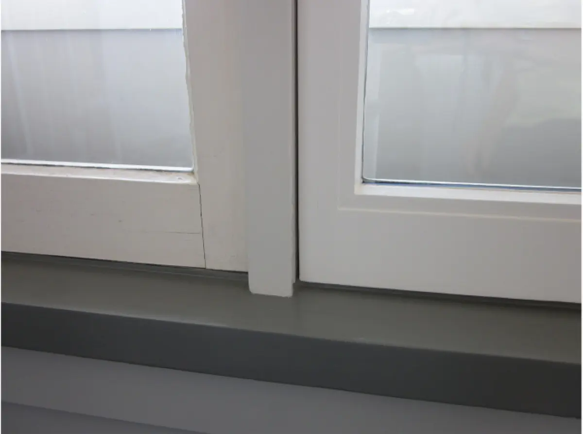 A photo of single and double glazed windows side by side