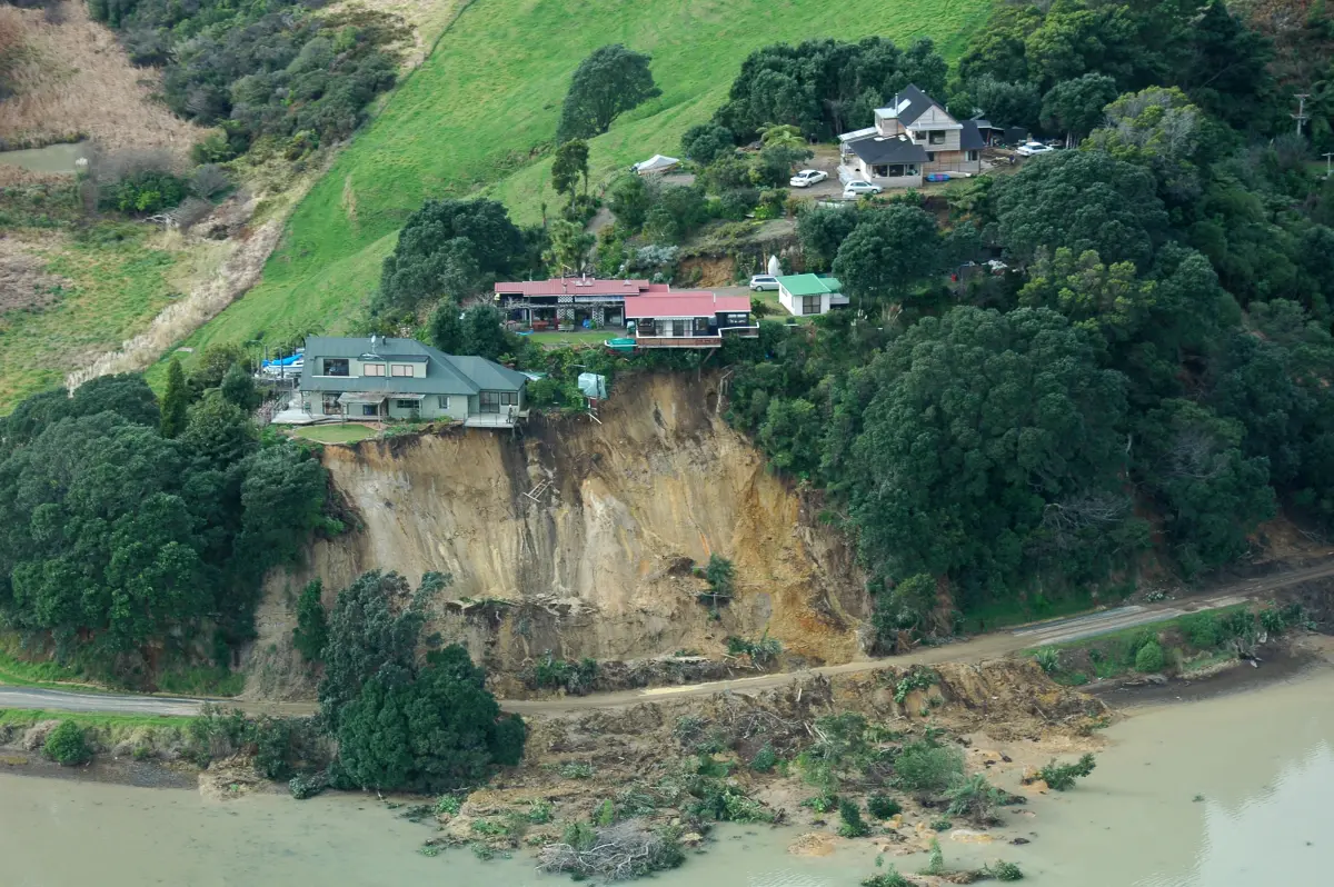 A landslide nearly destroys houses in Auckland