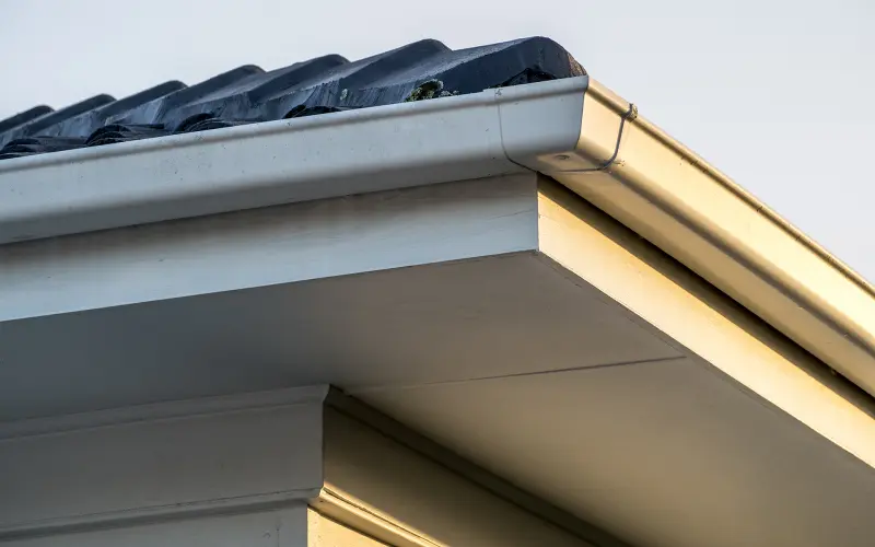 Eaves/soffit lining construction
