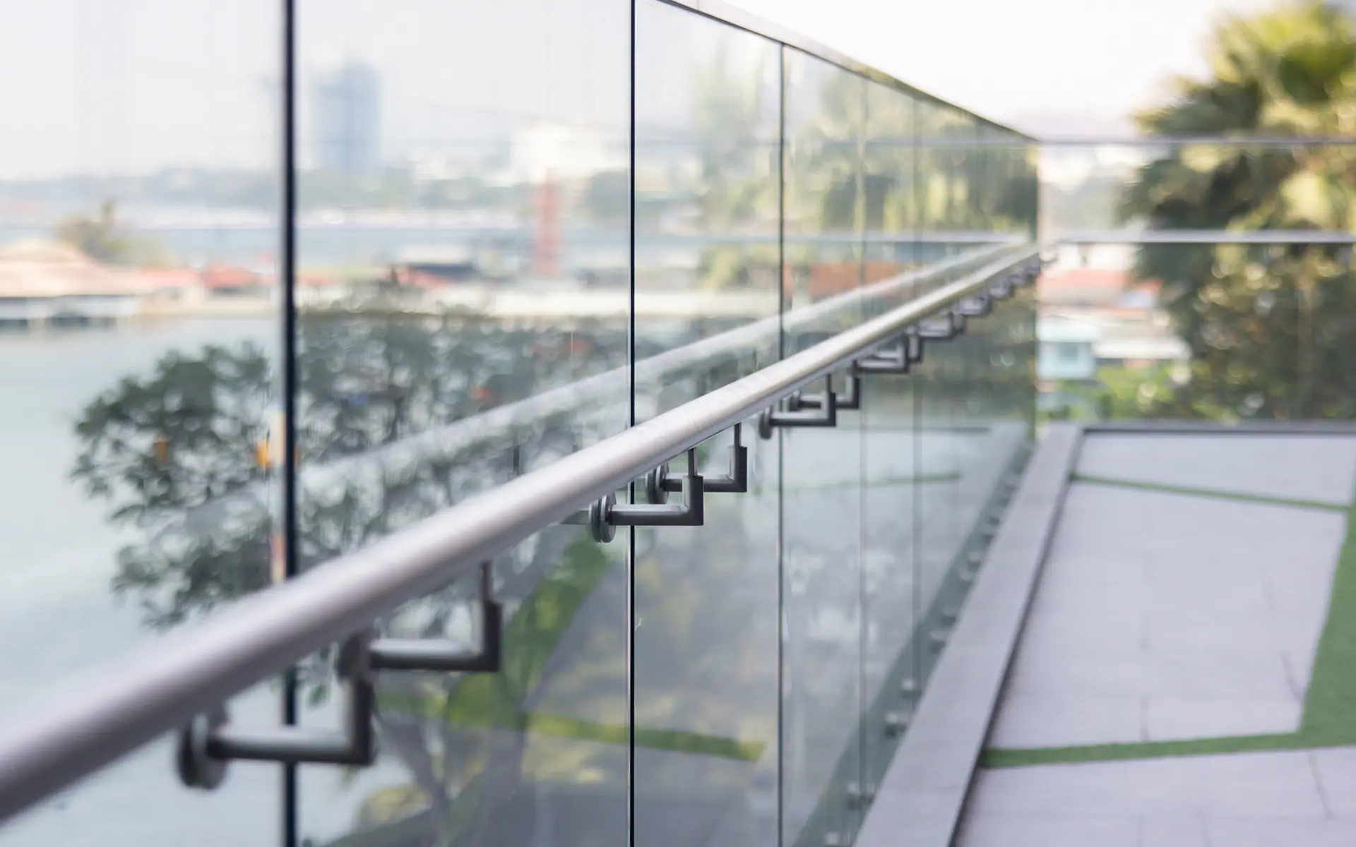Parapet and enclosed balustrade construction