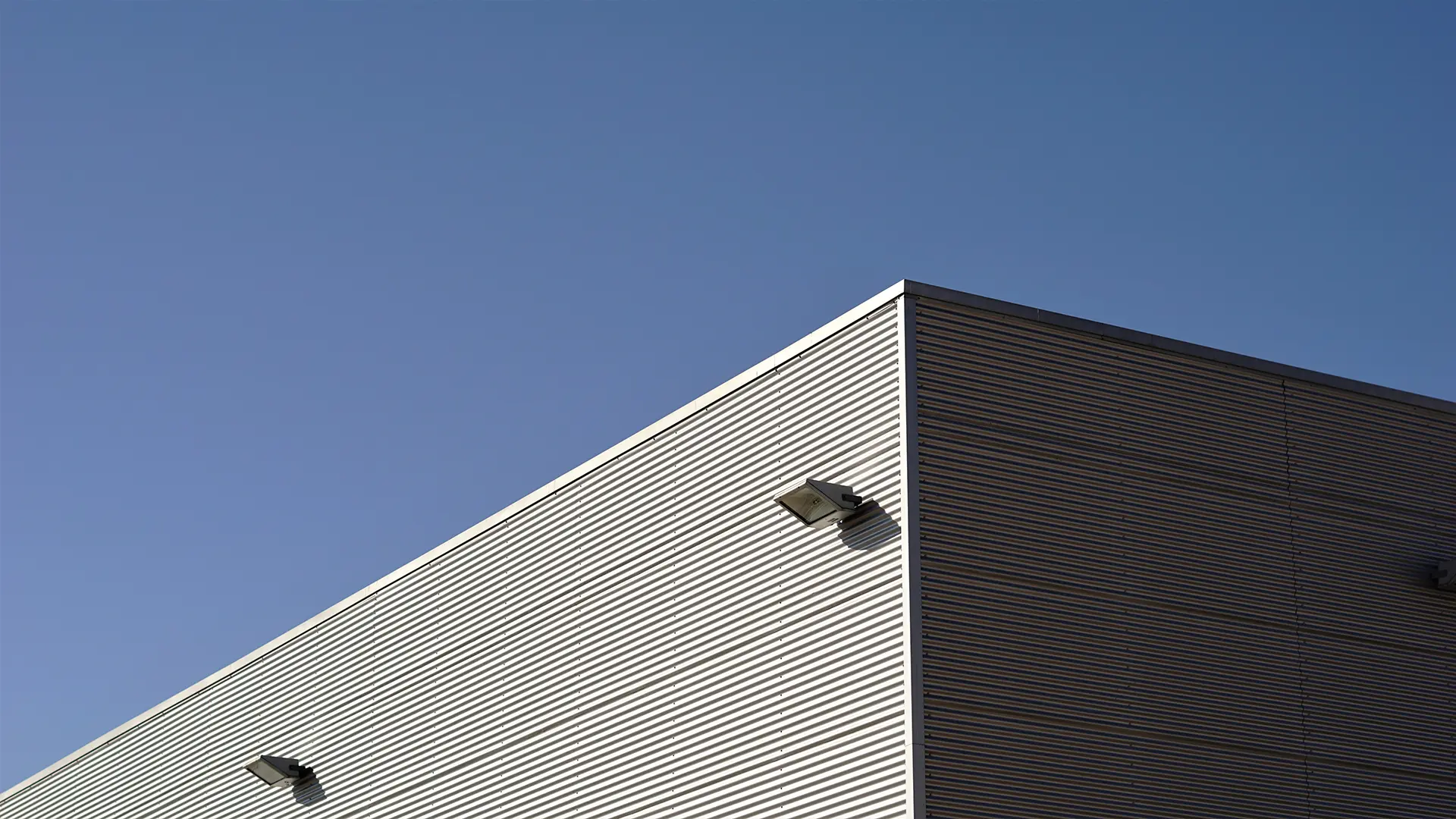 The fix on profiled metal wall cladding